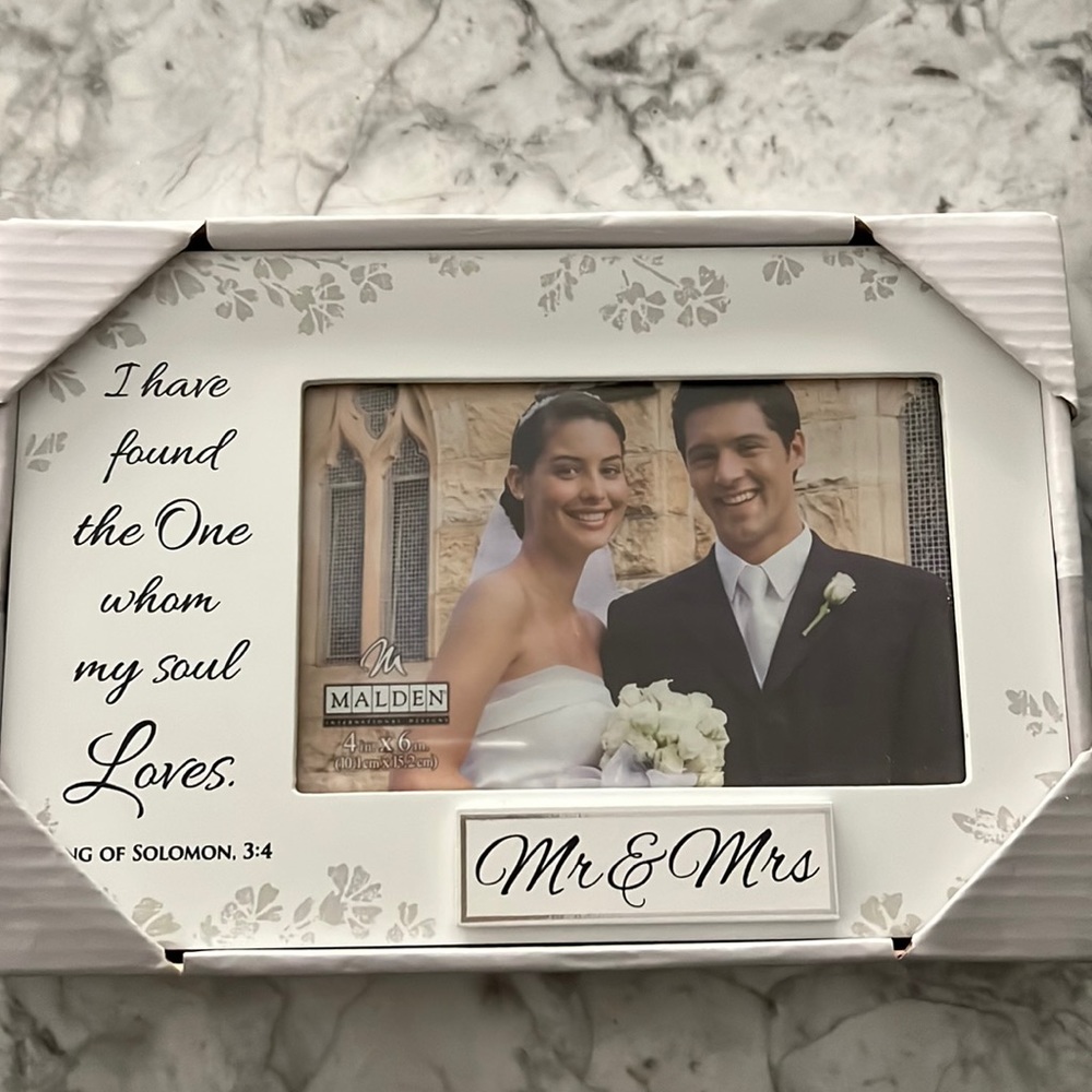 Malden 4x6 Mr & Mrs picture frame